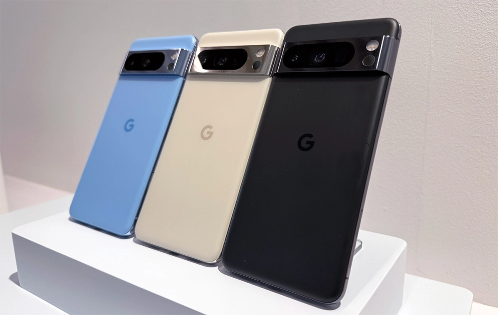 Pixel 8 Pro khoe thiết kế hiện đại với mặt lưng kính nhám, chống bám vân tay, mang lại cảm giác cầm nắm cao cấp.